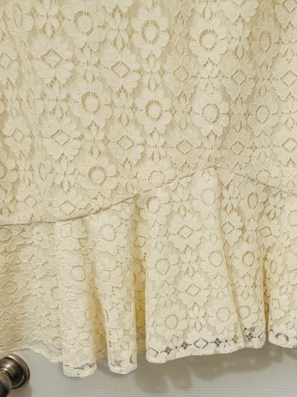 Monique Lhuillier White Lace Long-Sleeve Ruffle Dress with Black Trim - Picture 13 of 13